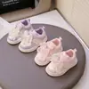 Zapatillas blancas para niñas 2025 verano nuevo zapatos infantiles zapatillas blancas de caña baja zapatos de lona zapatos para correr para estudiantes de primaria