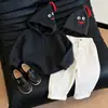 Roupas infantis coreanas coleção outono 2026: Moletons com capuz e calças de corte reto da moda e fofos com rostinho sorridente para meninos e meninas