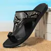 Sandálias Masculinas Transfronteiriças Verão 2025 Novas Sapatos de Praia com Solado Macio Antiderrapantes Tamanho Grande Chinelos de Couro Genuíno