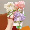 Goma para el pelo con colgante de flor de fresa estilo coreano, un accesorio para el cabello alegre y dulce para que los niños recojan su cabello en un moño