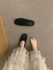 Chinelos fechados vazados estilo francês para mulheres, para usar no verão ao ar livre, novos chinelos preguiçosos de tricô estilo Birkenstock para mulheres 2025