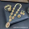 Nuevo Conjunto de Joyería Incrustado Ojo de Gato Lujo Ligero Gama Alta Diamante Completo Collar de Banquete Pulsera de Perla y Cristal Anillo