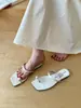 Primeiro Encontro Temporada Sapatos Baixos Nicho Coreanos Verão 2026 Novo Chinelo de Dedo com Biqueira de Pérola Solado Macio Elegante Férias na Praia