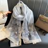 Bufanda de Seda Bordada de Otoño e Invierno para Mujer Estilo Coreano Versátil Bufanda Cálida de Seda Bordada de Alta Gama Lujo Ligero Bufanda de Comercio Exterior