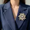 Broche vintage de girasol esmaltado con diamantes y perlas de imitación, alfiler de goteo de aceite para trajes y abrigos, accesorio de broche de lujo ligero y elegante