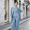 Venta directa de fábrica: Abrigo de otoño estilo Miyake para mujer, con un sofisticado diseño plisado, corte holgado, mangas largas y un abrigo tipo trench de longitud media.