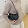 Bolsa de Ombro para Axila com Design de Nicho para Mulheres 2026 Nova Bolsa Acolchoada Retro Versátil de Verão com Toque de Luxo Bolsa de Ombro Feminina