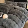 Conjunto de cama de imitação de pele de coelho, nova coleção de inverno 2025, roupa de cama de veludo de leite espessada, incluindo um lençol e uma capa de edredom (conjunto de três peças)