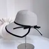 2025 Chapéu de Palha He Feng Elegante com Fenda e Laço Chapéu de Sol de Férias Feminino Chapéu de Pescador Respirável de Verão com Proteção Solar