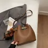 2025 Nuevo Bolso de Hombro de Otoño Bolso Retro Gran Capacidad Versátil Bolso de Hombro Cruzado Bolso Cubo Simple de Moda