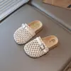 Pantuflas Cerradas Estilo Ins Inspiradas en Chanel 2026 Verano Nuevas Versión Coreana Sandalias de Playa Tejidas Huecas de Suela Gruesa para Niñas Tendencia