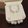Brincos de franja com pérolas e zircônias cúbicas, um design luxuoso e elegante, perfeitos para um look sofisticado e moderno, brincos longos