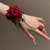 Pulsera de encaje con cadena de flor de rosa negra, inspirada en lo vintage, de alta gama - un diseño lujoso y único que combina una pulsera y un anillo
