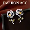 Brincos de Agulha Prata com Zircônia Incrustada em Design de Rosa Vazado, Estilosos e Exquisitos, Brincos Versáteis com um Toque de Luxo Leve e Acabamento de Alta Qualidade