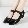 Sapatos femininos de salto médio em couro macio com sola macia, modelo novo outono 2006, com fecho de velcro, bico redondo, sapatos Mary Jane confortáveis para mulheres de meia-idade e idosas