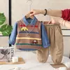 Roupas de Primavera para Meninos 2026 Novo Conjunto Estiloso para Bebês, Conjunto de Três Peças com Suéter, Colete e Camisa para Primavera e Outono para Bebês e Crianças Pequenas