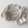 Conjunto de Dos Piezas con Sudadera Bordada de Osito Nuevo Moda Primavera 2026 Ropa Infantil Niña Versátil Niño Niña Moderno