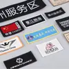 Etiqueta Tecida Personalizada Redonda Fio Dourado e Prateado Etiqueta Tecida Borda Travada Etiqueta de Formato Especial Velcro Braçadeira Logotipo de Uniforme Escolar Micro Emblema Etiqueta de Peito