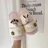 Novas pantufas de casa para outono e inverno: pantufas fofas, quentes e estilosas com sola grossa de pelúcia para mulheres, perfeitas para usar ao ar livre, com um design jovem e feminino para 2026