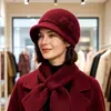 Conjunto de três peças para mãe para outono e inverno: novo chapéu de tricô floral com pelo de coelho, cachecol e luvas para aquecimento e proteção das orelhas