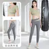 Conjunto de outfit de yoga para mujer con colores contrastantes, copas extraíbles, manga corta, sensación de segunda piel, alta elasticidad, diseño de cintura alta para control de abdomen, y un conjunto de dos piezas para Pilates