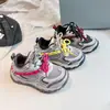 Zapatillas deportivas para niñas estilo coreano 2026 primavera y otoño nuevos modelos zapatillas de correr transpirables para niños zapatos de senderismo ligeros versátiles para exteriores