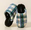 2025 Pantufas de Algodão Xadrez Listradas de Pelúcia Estilo Retrô para Homens e Mulheres no Outono e Inverno, Quentes e Antiderrapantes, Pantufas de Pelúcia para Casa