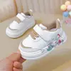 2026 Primavera/Otoño Nuevos Zapatos Caminadores para Bebés Niñas Niños Zapatos Blancos Superficie de Cuero Modernos Dibujos Animados de Caña Baja Zapatos de Tabla