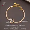 Mismo estilo que Puzuo Gold Shop, pulsera de trébol de cuatro hojas en oro arenado con diamantes completos para mujer, sensación de lujo ligero de alta gama, joyería de mano de la suerte, regalo para novia