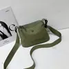 Mochila Casual Versátil Portátil Nova Bolsa de Ombro Leve Bolsa Transversal Simples Fashion de Nicho Bolsa Quadrada Pequena Estilo Ocidental