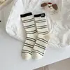Calcetines Bordados de Dibujos Animados para Mujer de Otoño e Invierno, Calcetines Rayados de Bloques de Color para Mujer, Estilo Japonés de Moda, Etiqueta de Tela en el Talón, Calcetines Holgados hasta la Mitad de la Pantorrilla