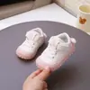 Sapatos de bebê 2026 primavera e outono, sapatos da moda e versáteis para bebês e crianças pequenas, sapatos infantis anti-tombo, desenhos animados, fofos, com sola macia