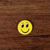 Insignia de hojalata con cara sonriente redonda con fondo amarillo, directa de fábrica, 30 mm 45 mm