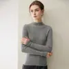 Capa base 100% cachemira pura para mujer, con cuello semi-alto, un diseño elegante y un corte ajustado, perfecta para usar en capas en otoño e invierno.. Este suéter de punto suave y cómodo es imprescindible para las mujeres.