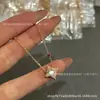 Colar Duplo Flor V-Shaped de Luxo com Madrepérola Branca e Rosa, Corrente para Clavícula Dupla Flor Trevo de Quatro Folhas, Colar em Formato de Diamante, Luxo Leve de Alta Qualidade