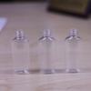 Botella redonda plana de plástico PET de 60 ml, botella cosmética, sin desinfectante de manos, subbotella.