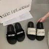 Falda de Nuevo Estilo 2026 con Sandalias Rojas de Playa de Tira Única y Suela Gruesa, Perfecta para un Look Inspirado en Chanel, Impresionantes Sandalias de Moda de Verano para Mujer
