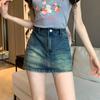 Garota Sexy Exibe Sua Figura em Minissaia Jeans, Saia Feminina Elástica 2025 Azul Retrô Justa ao Quadril Linha A para Pessoas Baixas