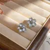 Brincos de Tarraxa Florais com Óleo Drip Banhados a Ouro Real 14k Brincos de Verão Pequenos Frescos Doces Modernos Brincos de Nicho com Sensação de Alto Padrão