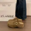 Sapatos tipo Birkenstock com sola grossa, slip-on, com fivela que aumenta a altura, para mulheres baixinhas, novo modelo 2026, tamancos de bico fechado para o outono