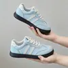 Zapatillas de entrenamiento alemanas estilo coreano para niños, colección primavera/otoño 2026, zapatillas casuales versátiles para niñas, cómodas zapatillas blancas estilo coreano para niños de mediana y mayor edad