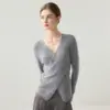 Otoño/Invierno 2026 Nuevo Suéter de Punto de Cachemira Pura con Cuello en V Cruzado para Mujer, Ajuste Delgado, Tres Botones, Color Sólido
