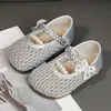2026 Novas Sandálias de Princesa para Meninas Verão Menina Pequena Sola Macia Couro Cristal Sapatos Laço Moda Palco Sapatos de Couro