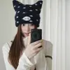 Chapéu de tricô doce e fofo com blocos de cor, bolinhas e orelhas de gato para mulheres, um acessório de cabeça moderno e descolado que é quente, respirável e protege as orelhas