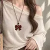 Cadena de suéter con lazo en forma de corazón de estampado de leopardo retro, un diseño único y elegante, con un collar largo geométrico de color café, creando un accesorio chic y atmosférico para mujer