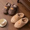 Nuevas pantuflas de algodón peluche para hombre y mujer, lindas para usar al aire libre en otoño e invierno, zapatos gruesos para el hogar, maternidad, pantuflas peludas cerradas antideslizantes