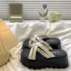Sandalias y Faldas Versátiles para Ropa de Playa, Adelgazantes y Estilizadoras, Chanclas de Suela Gruesa con Estilo Cruzado de Celebridad de Internet para que las Mujeres las Usen Afuera