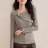 Otoño 2026 Nueva Moda Elegante y con Estilo Camisa Básica con Diseño Asimétrico Retorcido en Gris Oscuro Ajuste Delgado Manga Larga
