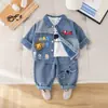 Conjunto de Otoño para Niños 2026 Ropa de Otoño Infantil Nueva y Elegante Chaqueta de Mezclilla Estilo Coreano para Bebé Conjunto de Tres Piezas de Manga Larga Moderno
