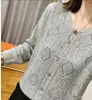 Suéter tejido de punto con cuello en V y diseño floral calado para mujer, nuevo modelo de otoño 2026, diseño de un solo botón, top de suéter holgado y favorecedor